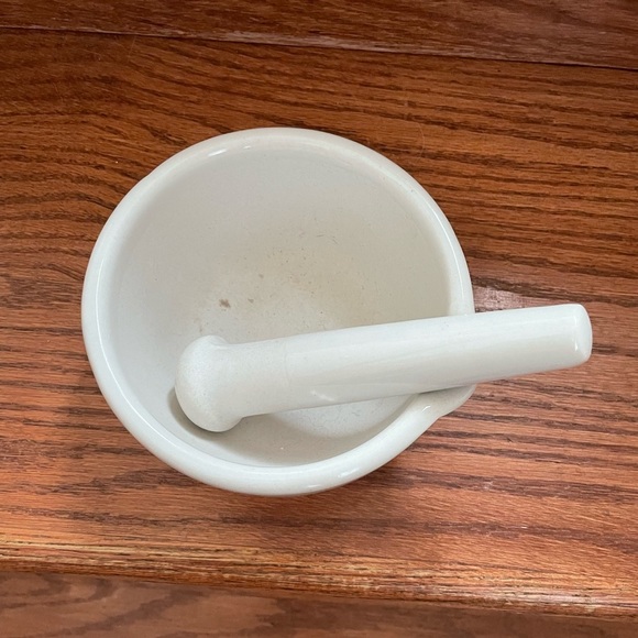 ✨ HOST PICK ✨ ROC White Pestle and Mortar Glass Apothecary Skincare Herbs - Picture 2 of 5